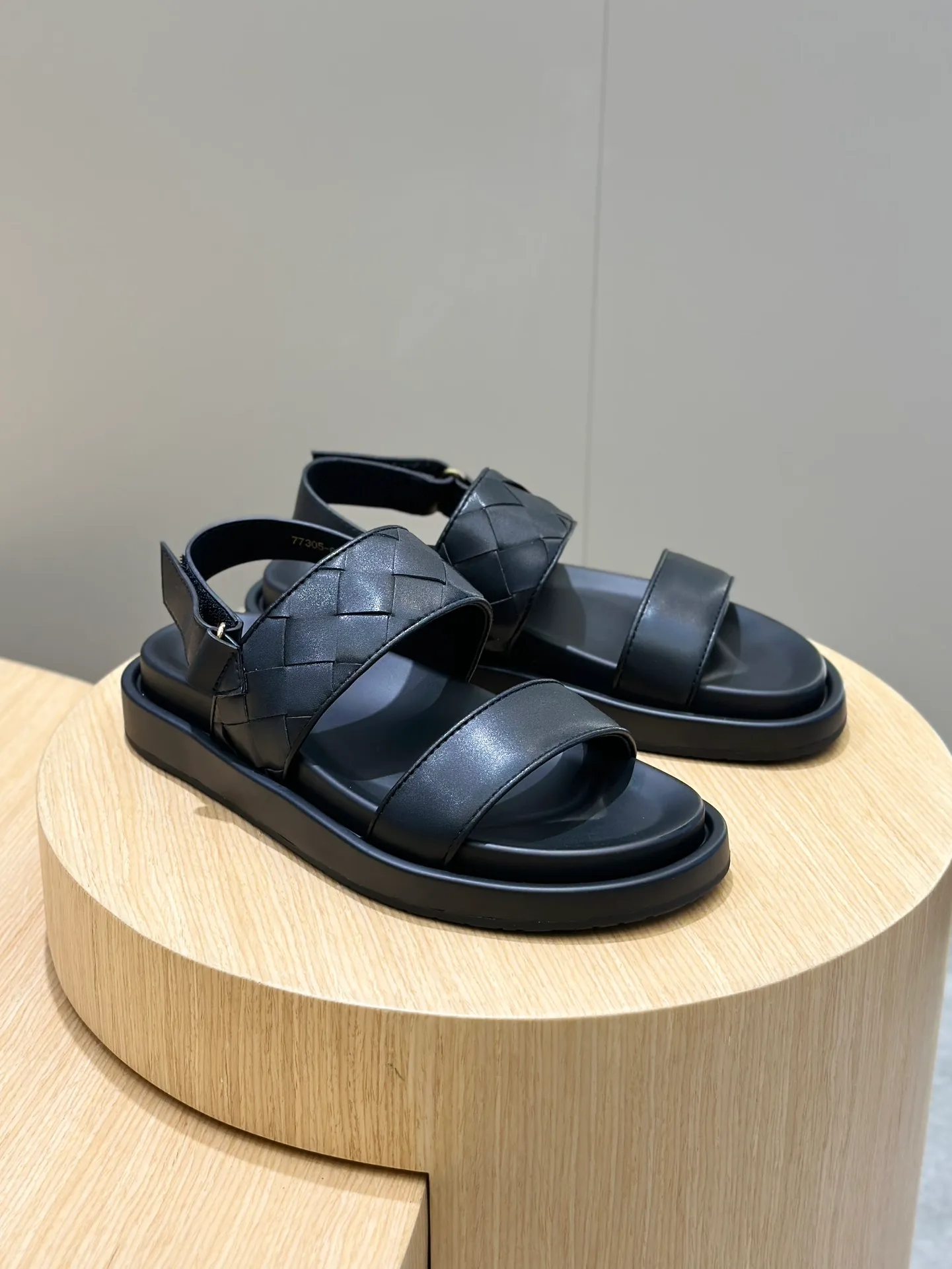 Factory price: 360💰BV hand-woven men's slippers and sandals - suitable for walking. It still emphasizes minimalism and practical wearability, but is full of vivid artistry. Super classic, luxurious and comfortable, imported cowhide + cowhide lining + lightweight outsole Size: 39-44 (customized at 38.45)